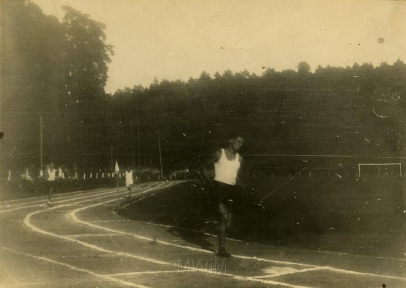 KKE 3450.jpg - Bieg na 400m, Jan Rutkowski, Olsztyn, 1947 r.